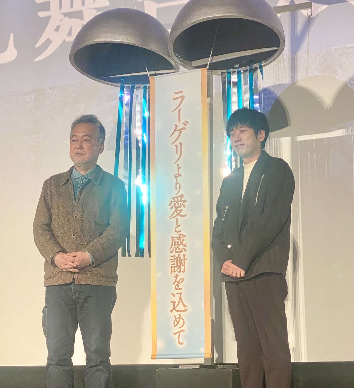 映画「ラーゲリより愛を込めて」御礼舞台あいさつでくす玉を割った瀬々敬久監督（左）と二宮和也（撮影・加藤理沙）
