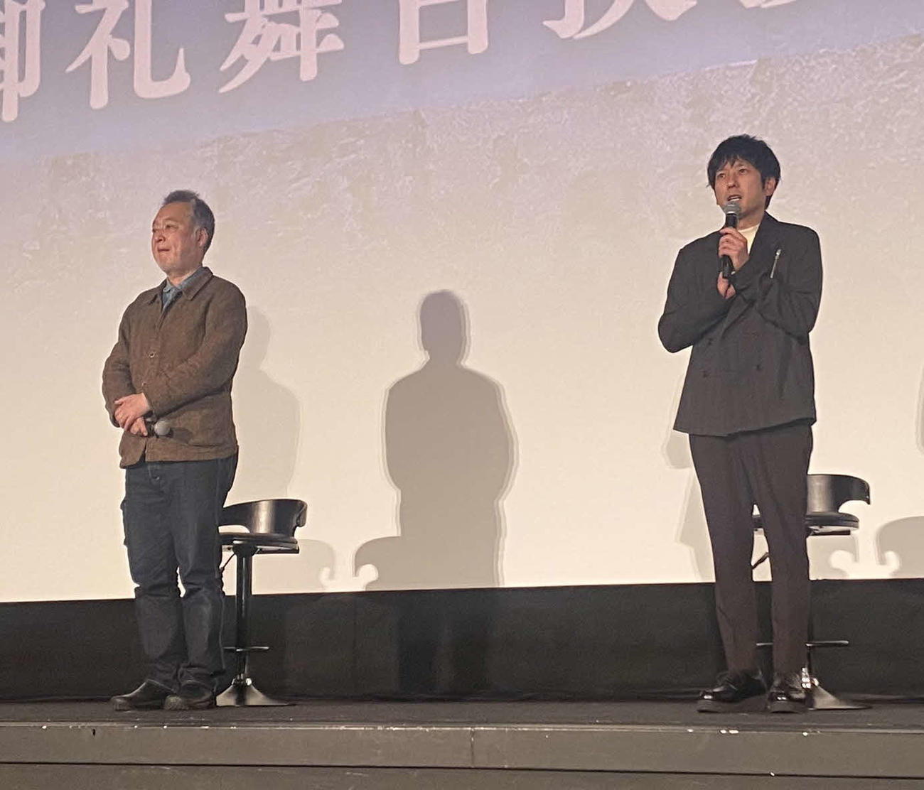 映画「ラーゲリより愛を込めて」御礼舞台あいさつに登壇した、瀬々敬久監督（左）と二宮和也（撮影・加藤理沙）