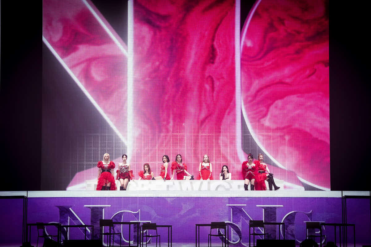 パフォーマンスをするTWICE