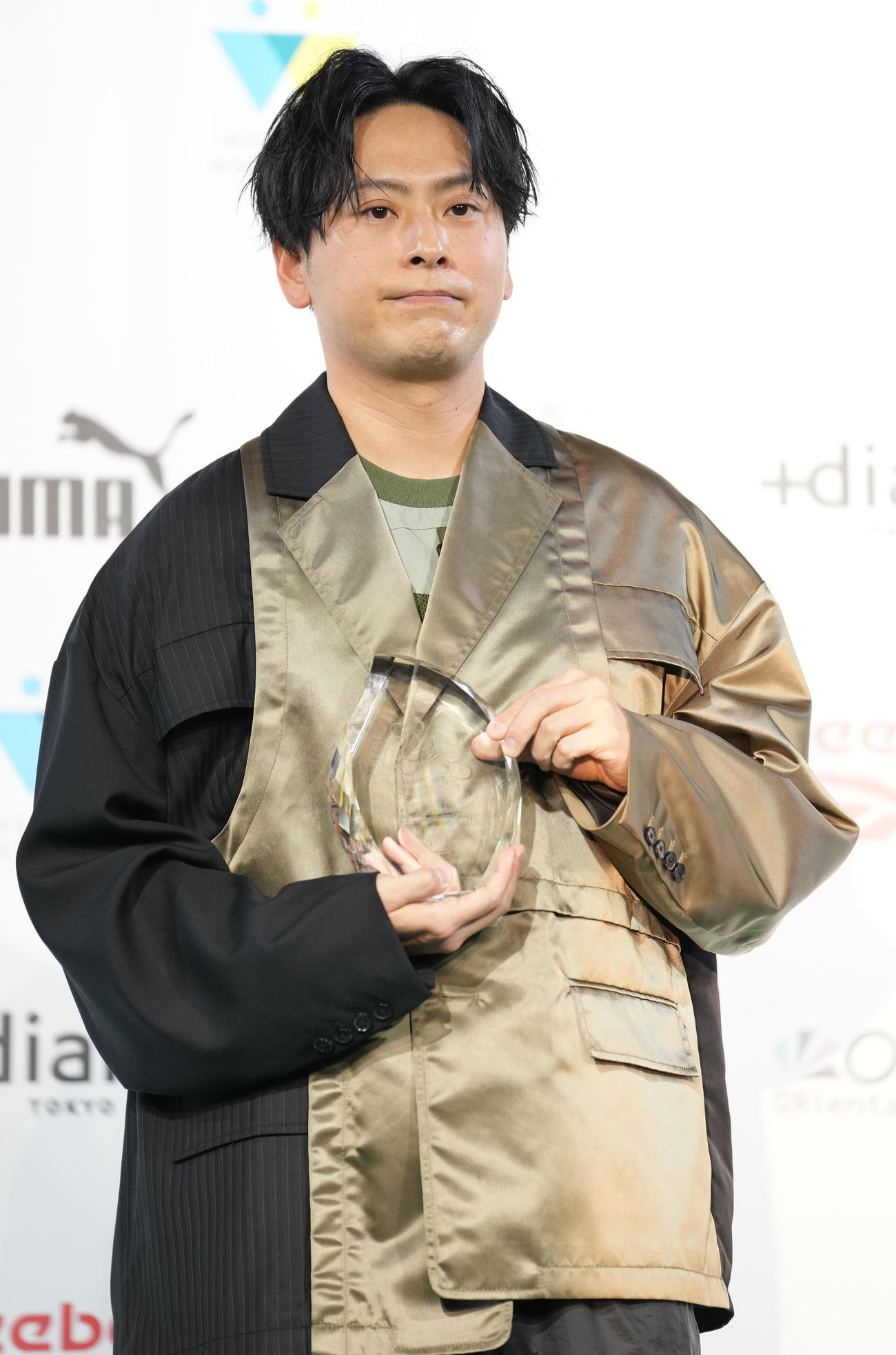 スニーカーベストドレッサー賞で特別賞を受賞した山下健二郎（撮影・鈴木みどり）