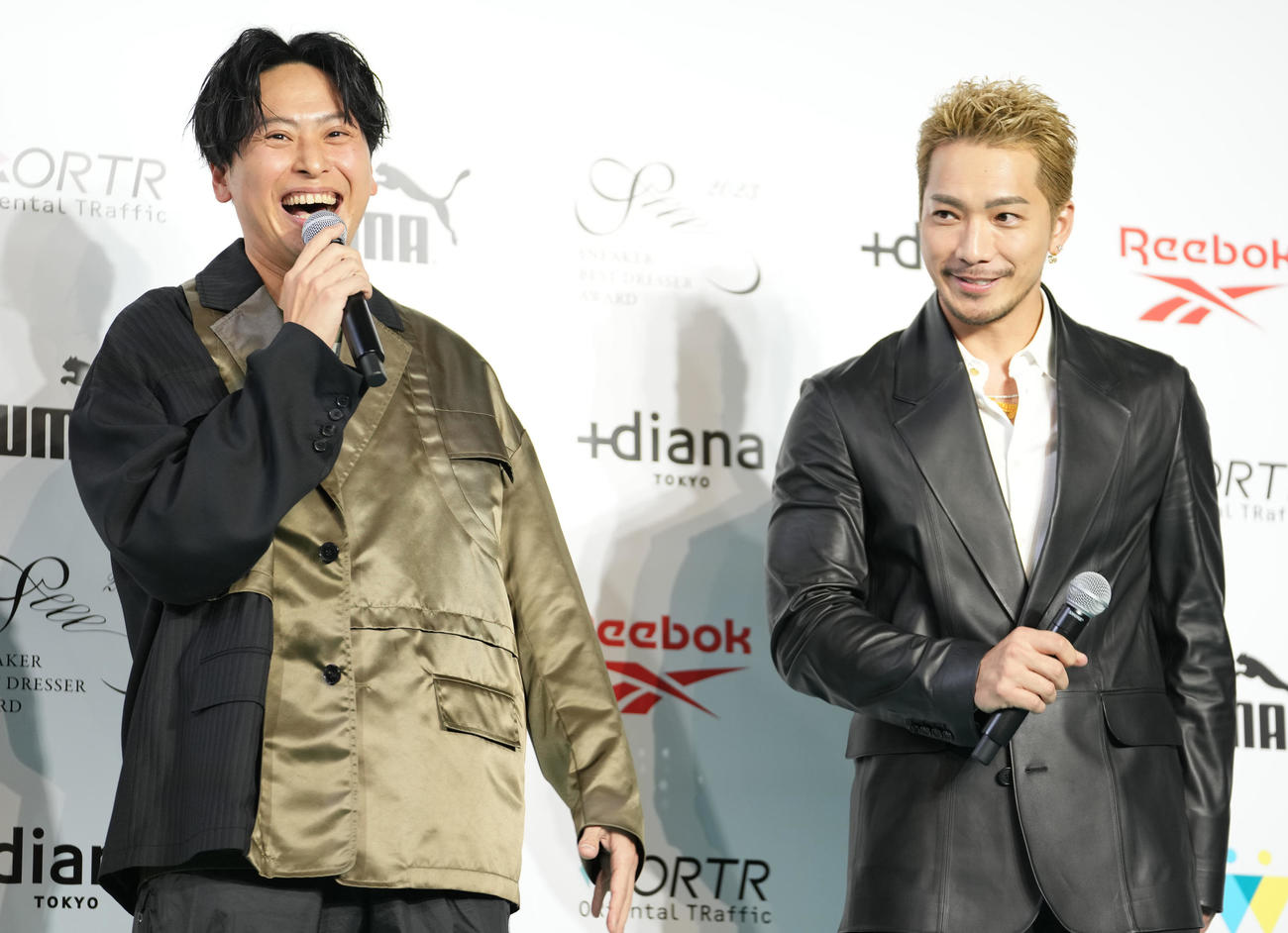 スニーカーベストドレッサー賞でのトークショーで笑顔の山下健二郎（左）とSWAY（撮影・鈴木みどり）