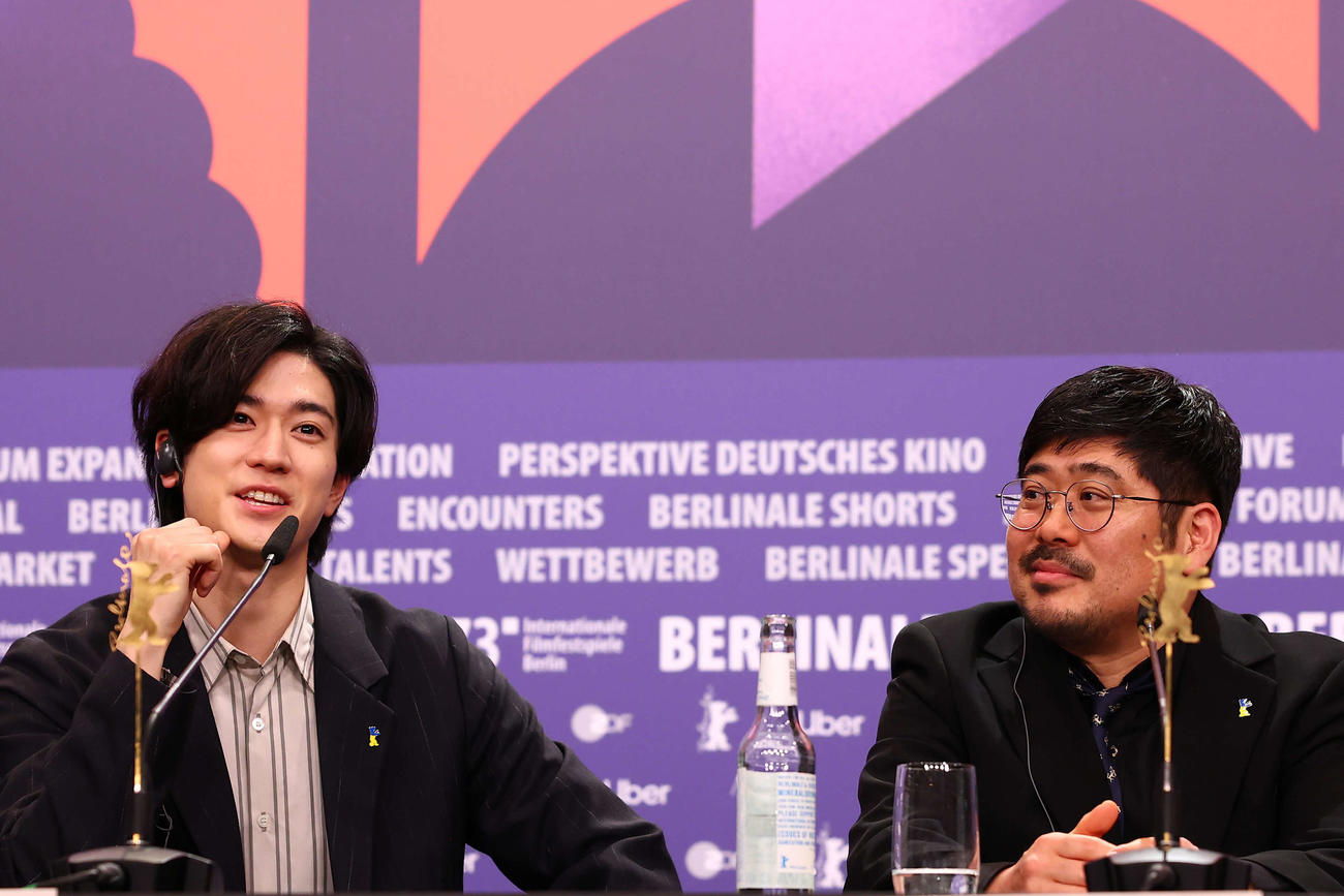 ベルリン映画祭で記者会見に応じるHey！Say！JUMP中島裕翔（左）と熊切和嘉監督(C)2023 Getty Images