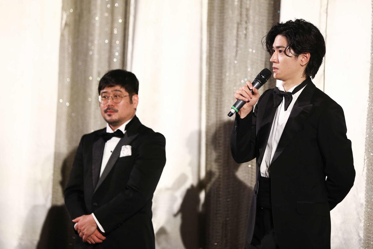 ベルリン映画祭で主演映画「＃マンホール」公式上映後、質疑応答に応じるHey！Say！JUMP中島裕翔（右）と熊切和嘉監督(C)2023 Getty Images
