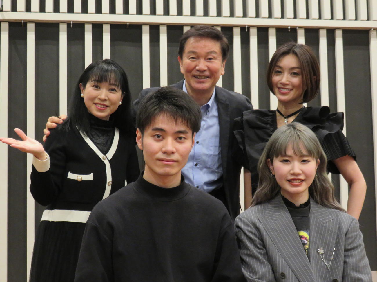 森田健作（後列中）のラジオ番組に出演した小川哲央（前列左）吏沙（同右）。番組アシスタントの西村知美（後列左）酒井法子