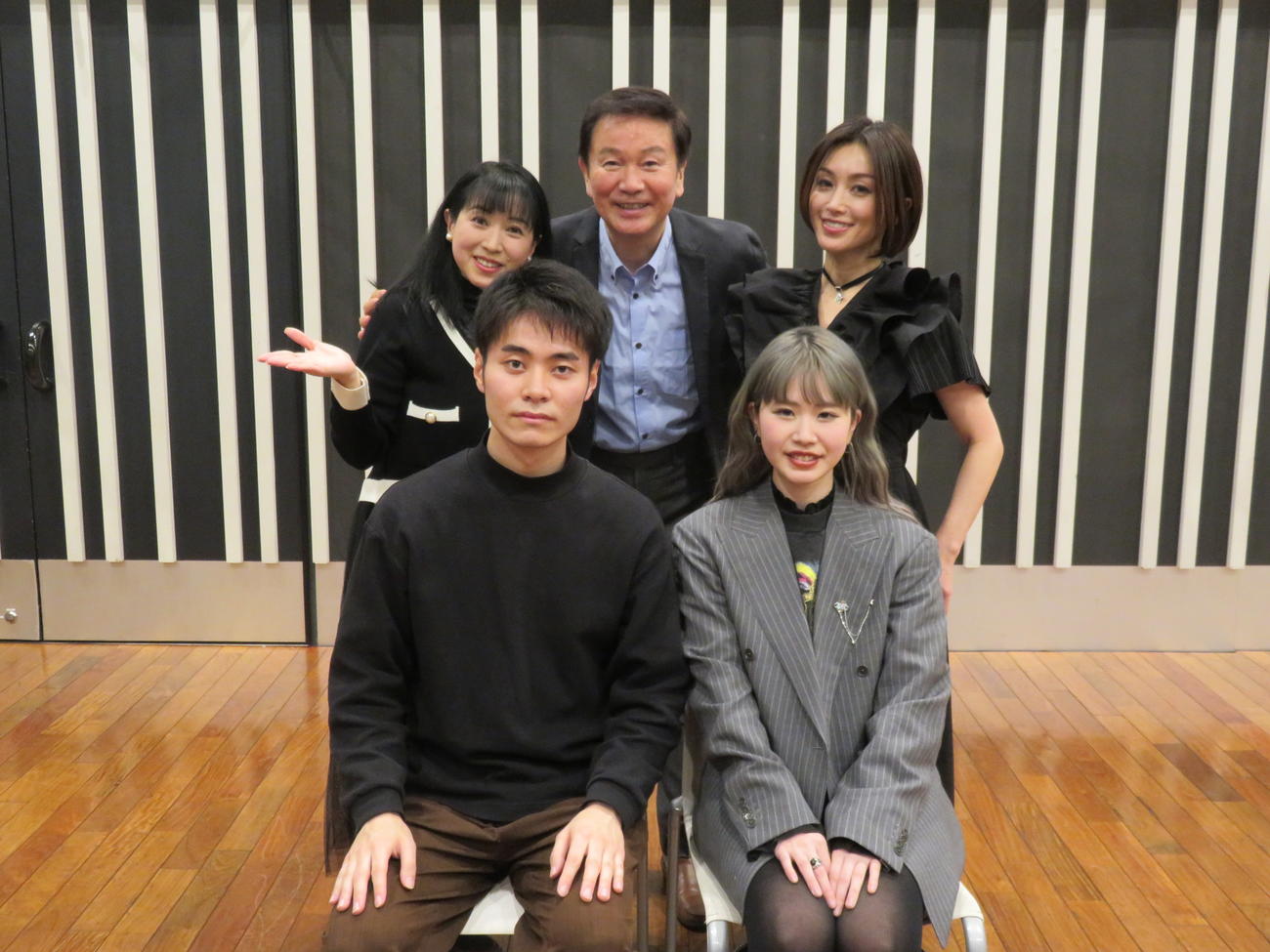 森田健作（後列中）のラジオ番組に出演した小川哲央（前列左）吏沙（同右）。番組アシスタントの西村知美（後列左）酒井法子