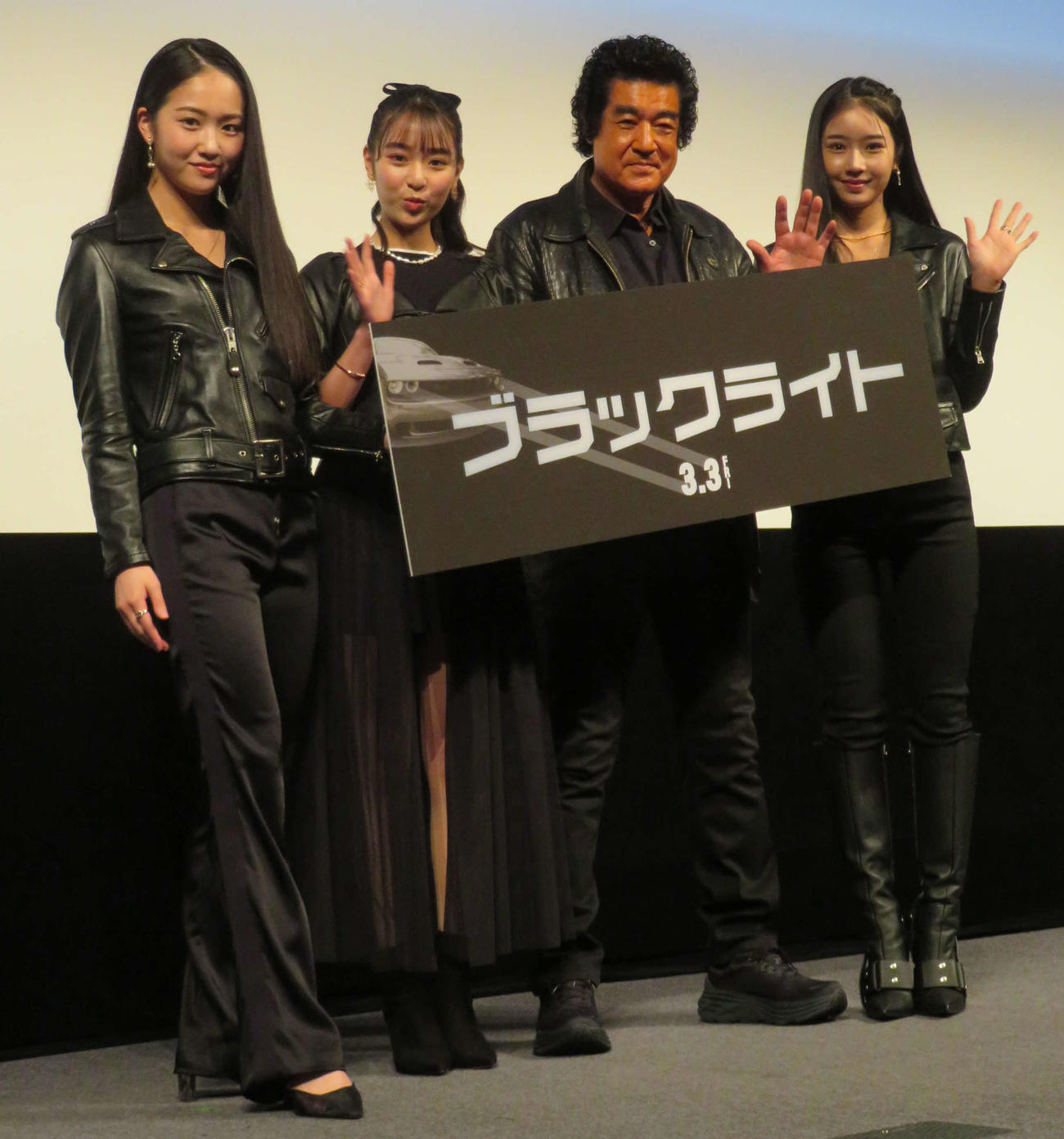 映画「ブラックライト」特別試写会に登壇した、左から天翔愛、藤岡舞衣、藤岡弘、天翔天音（撮影・村上幸将）
