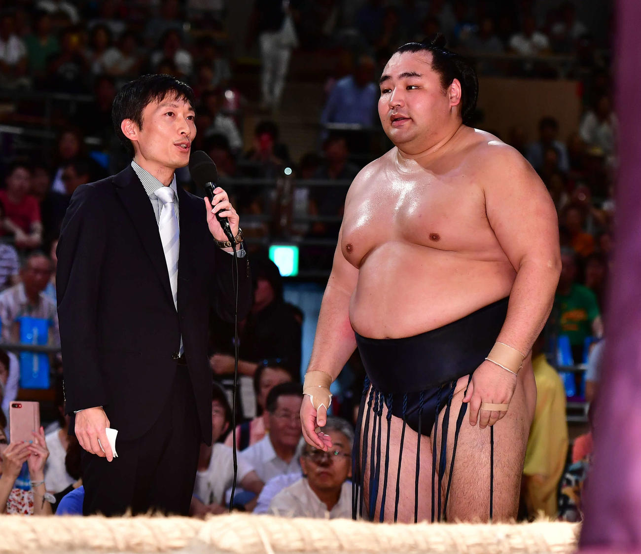 19年7月、NHK船岡久嗣アナウンサー（左）は名古屋場所を制した横綱鶴竜にインタビュー