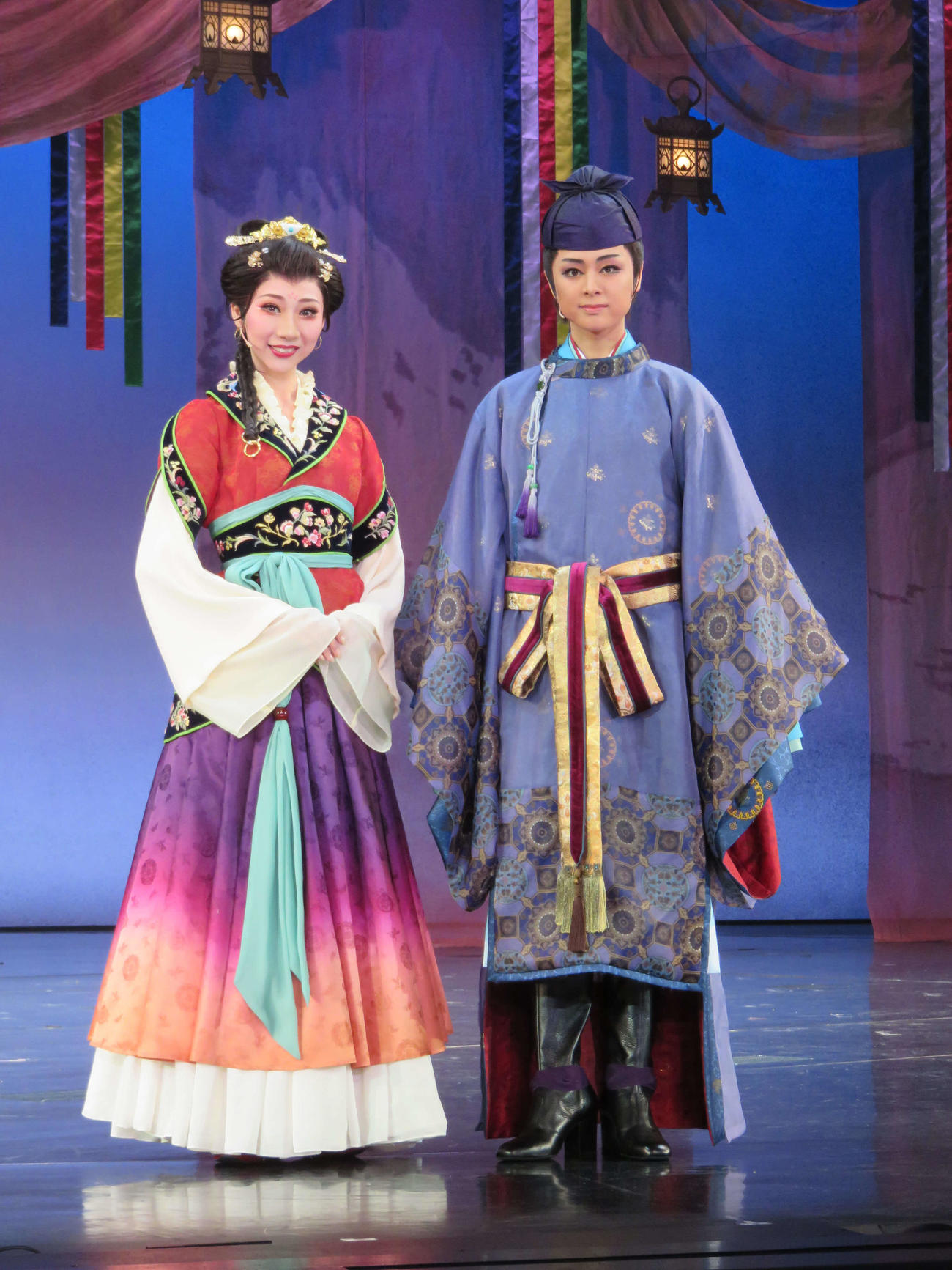 105期から新人公演初主演の月組・七城雅（右）と、初ヒロイン羽音みか（撮影・村上久美子）