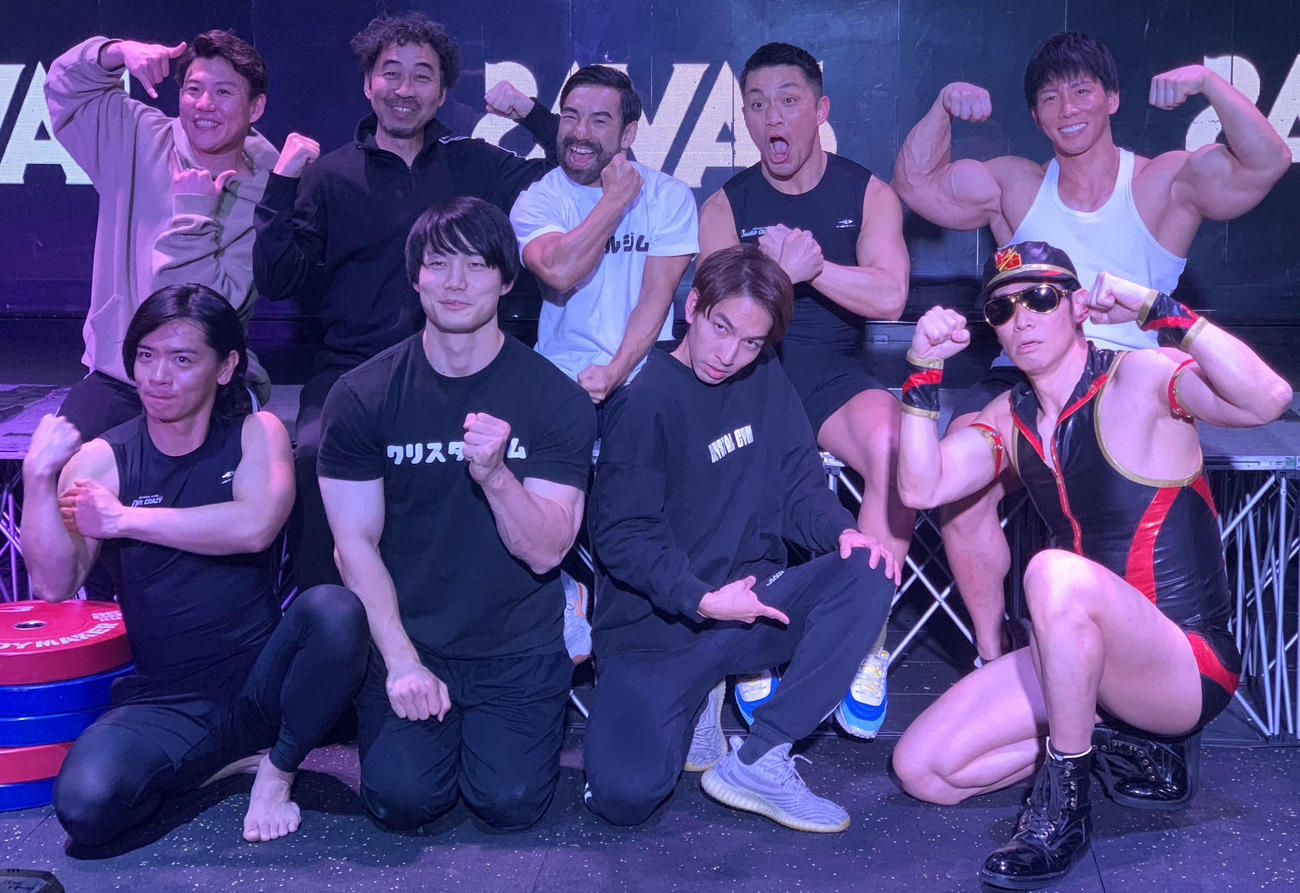 「クリスタルジム　ファン感謝デー～笑って鍛えて、みんなでPumpitup！～」に出演した、上段左からジャングルポケットのおたけ、ワッキー、いぬの太田隆司、バビロンのノリ、横川尚隆、下段左からマヂカルラブリーの野田クリスタル、かけおちの青木マッチョ、スカイサーキットの松本勇馬、レイザーラモンHG（撮影・松尾幸之介）