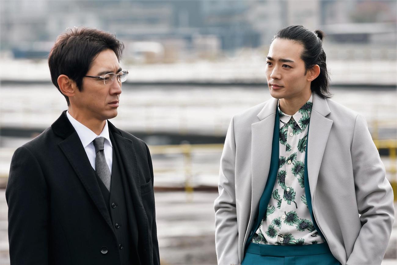 フジテレビ「スタンドUPスタート」に出演する小泉孝太郎（左）、竜星涼（C）フジテレビ