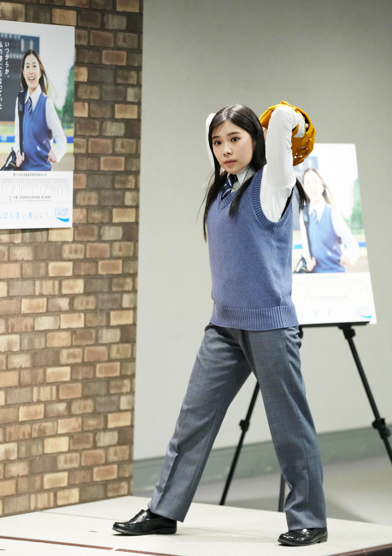 キャッチボールで見事な投球フォームを披露するセンバツイメージキャラクターの久慈愛（撮影・横山健太）