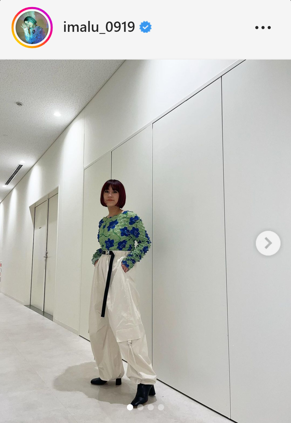 ポケットに手を入れポーズをとるIMALU（IMALUのインスタグラムより）