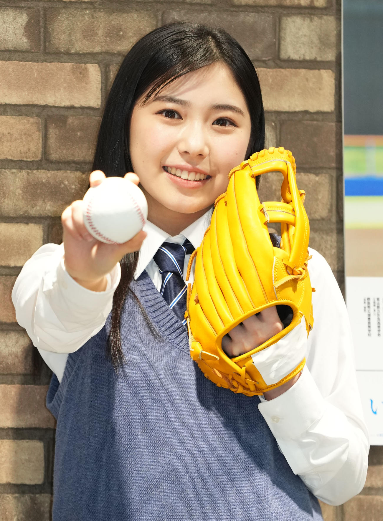 センバツ応援イメージキャラクターに就任し笑顔を見せる久慈愛（撮影・横山健太）