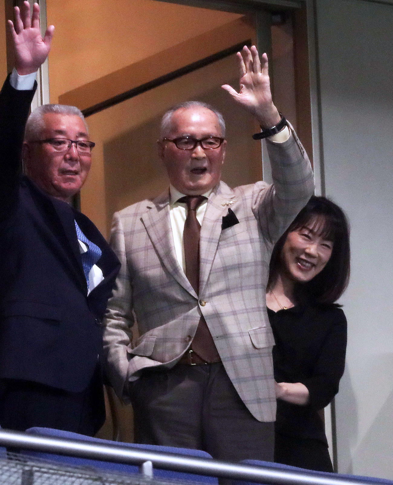 19年、試合前セレモニーで元気な姿を見せた長嶋終身名誉監督（中央）は笑顔で手を振る。右は長島三奈さん（撮影・松本俊）