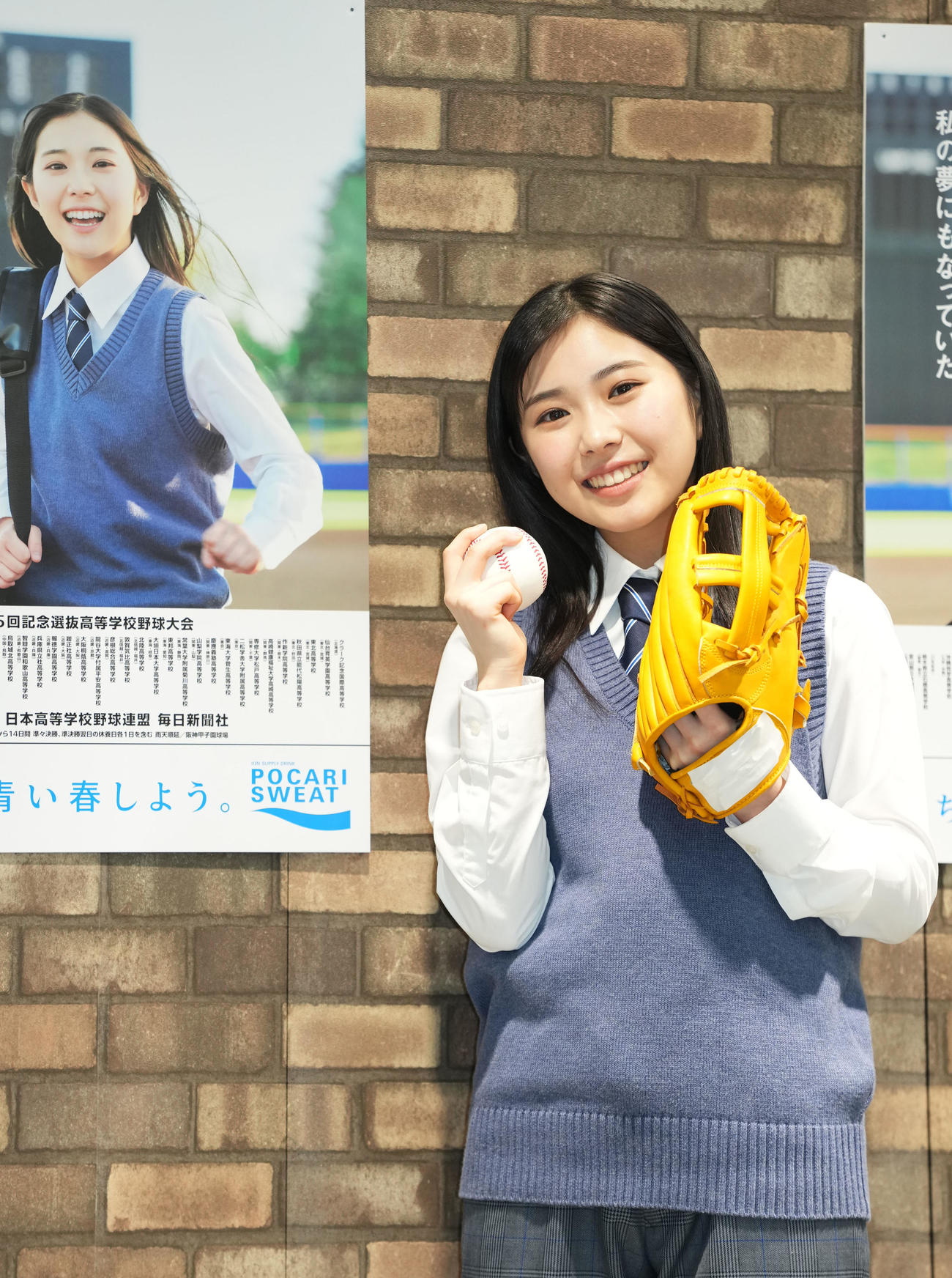 センバツ応援イメージキャラクターに就任し笑顔を見せる久慈愛（撮影・横山健太）