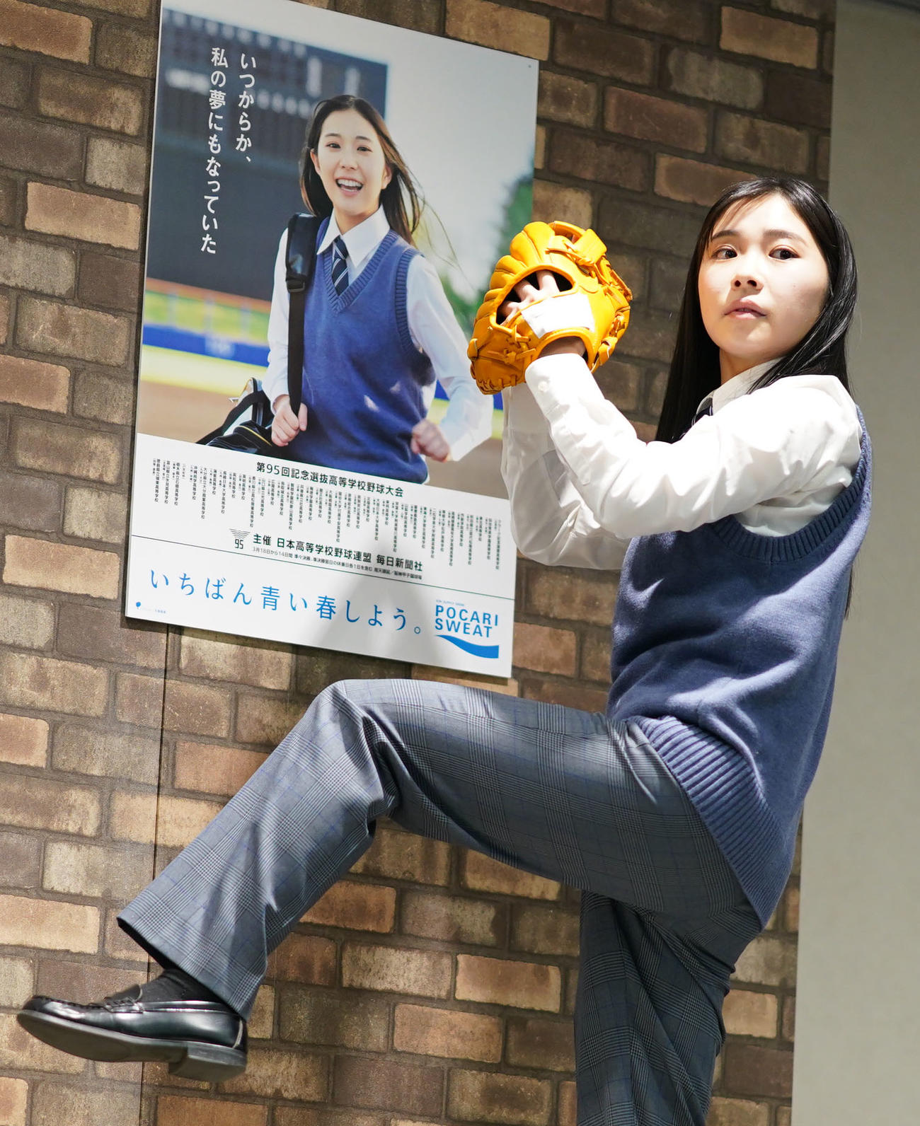 キャッチボールで見事な投球フォームを披露するセンバツイメージキャラクターの久慈愛（撮影・横山健太）