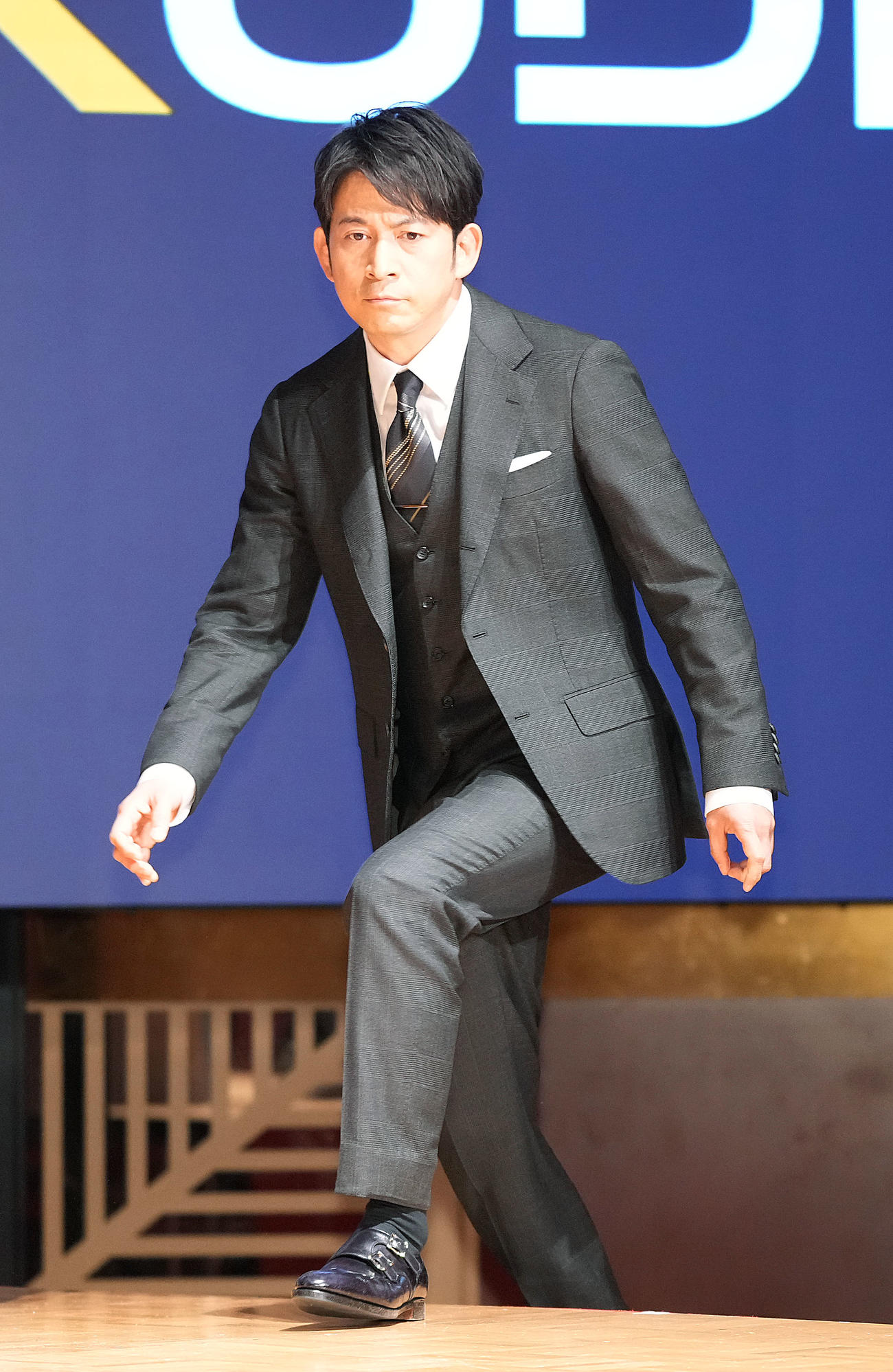 AKKODiS新CM発表会で記念撮影のため、壇上に上がる岡田准一（撮影・狩俣裕三）