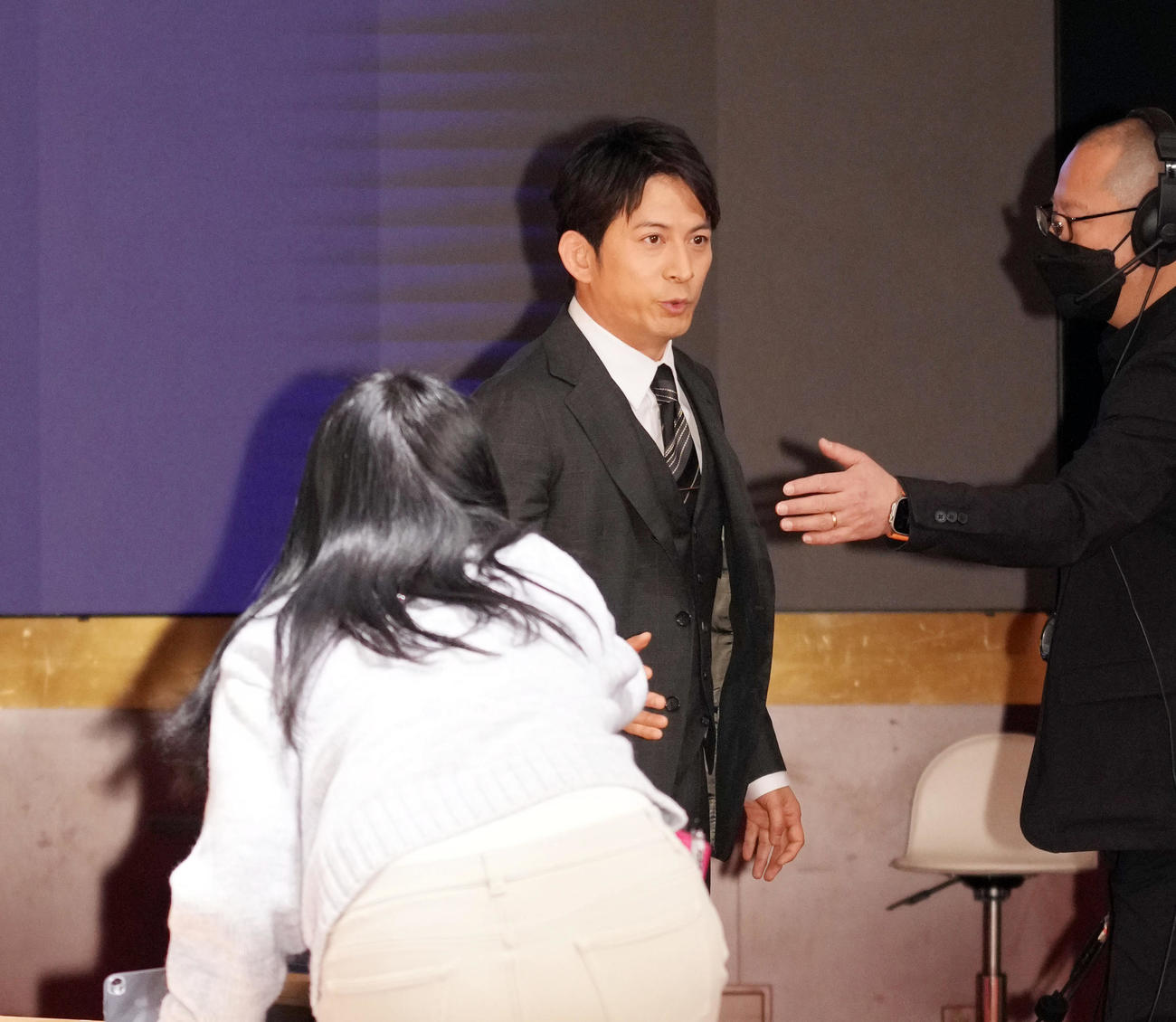 AKKODiS新CM発表会を終え、報道陣の三宅健についての質問に答える岡田准一（撮影・狩俣裕三）