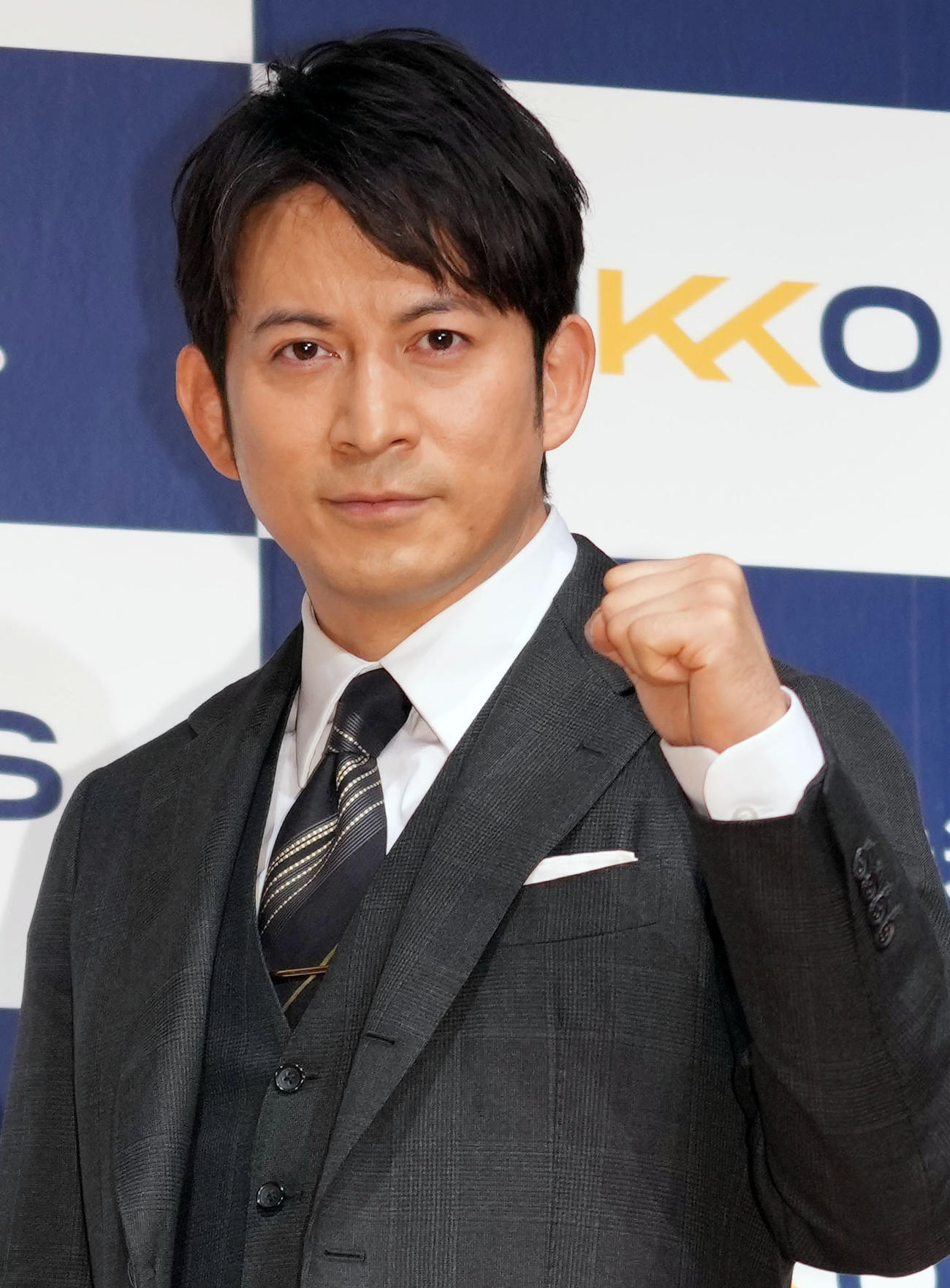AKKODiS新CM発表会で記念撮影する岡田准一（撮影・狩俣裕三）
