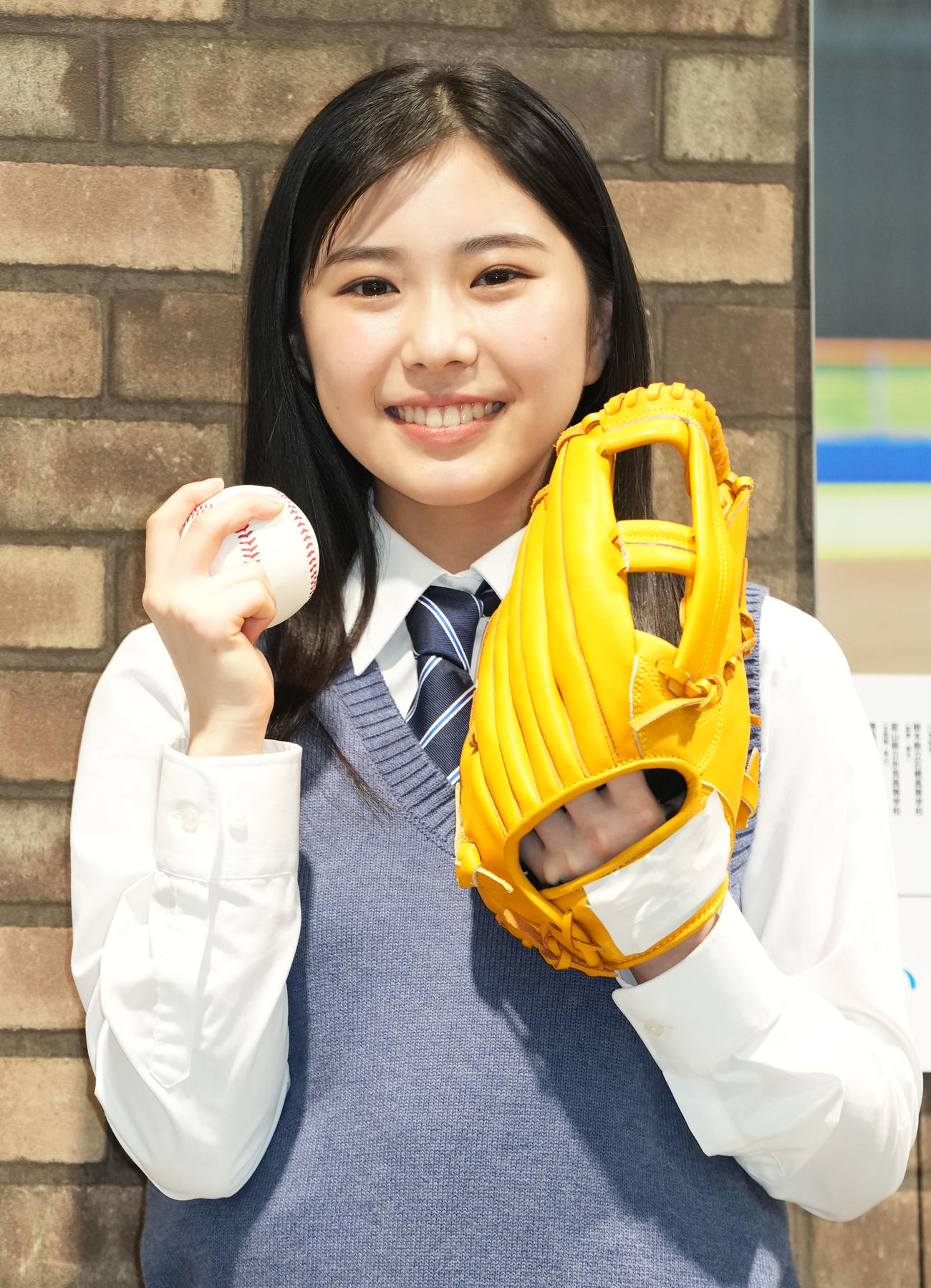 センバツ応援イメージキャラクターに就任し笑顔を見せる久慈愛（撮影・横山健太）