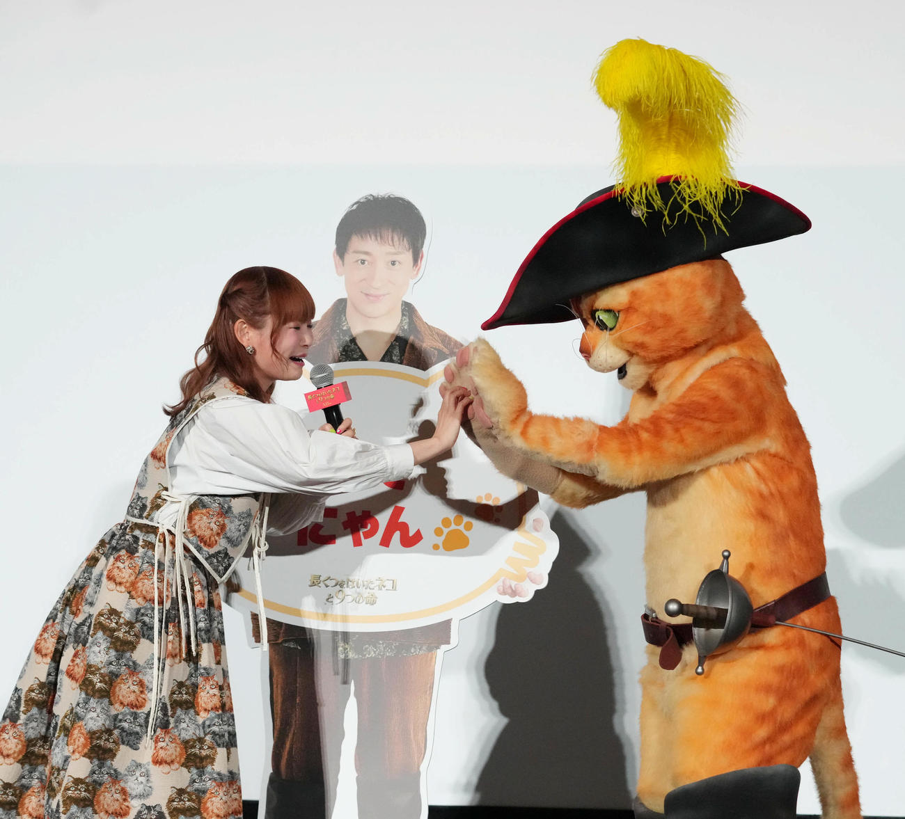 映画「長ぐつをはいたネコと9つの命」ジャパンプレミアに臨んだ中川翔子（左）はプスの肉球を触り興奮して喜ぶ（撮影・小沢裕）