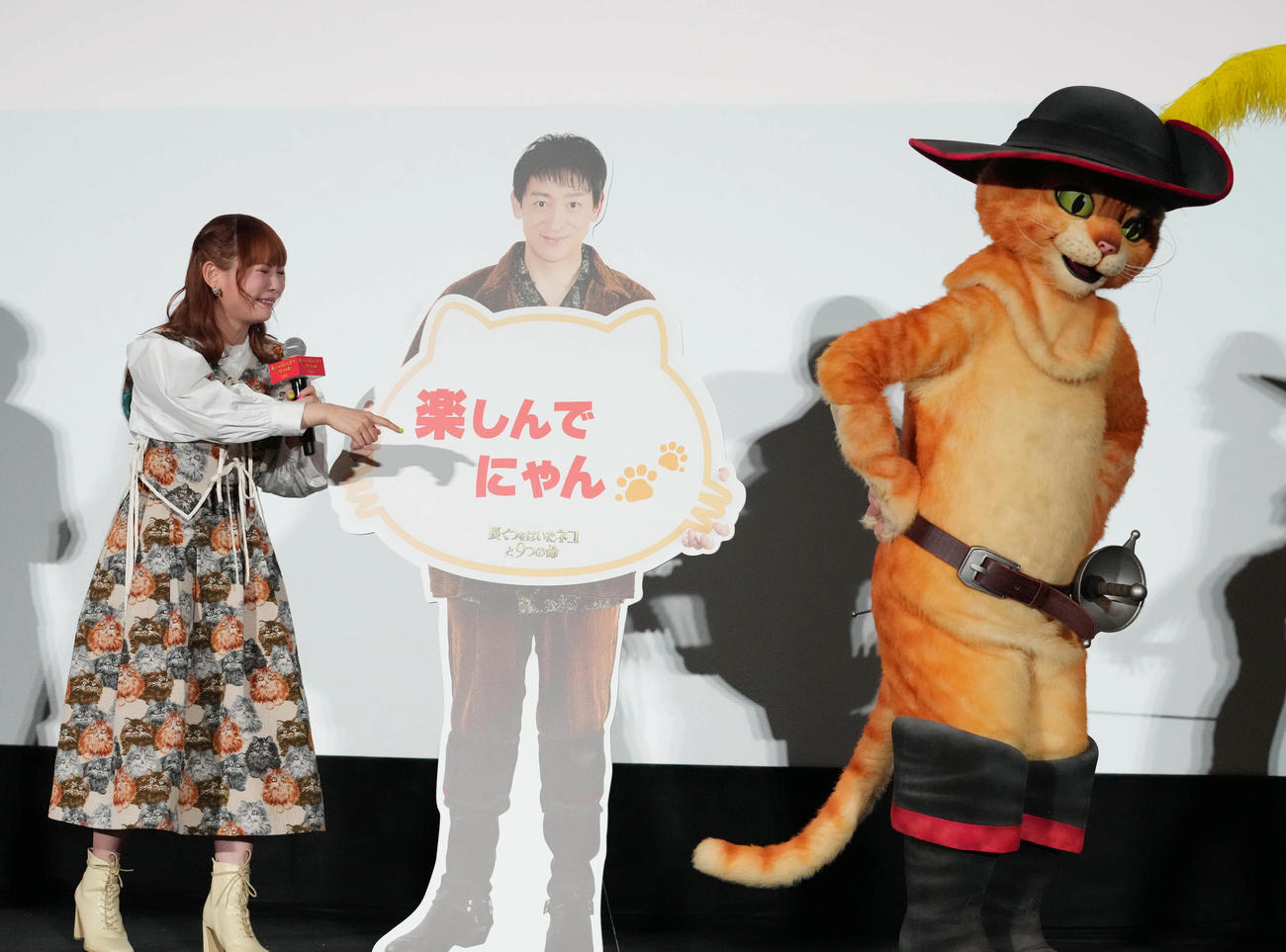 映画「長ぐつをはいたネコと9つの命」ジャパンプレミアに臨んだ中川翔子は「お尻のにおいが嗅ぎたい」とお願いしたプスがしっぽを向けると興奮して喜ぶ（撮影・小沢裕）