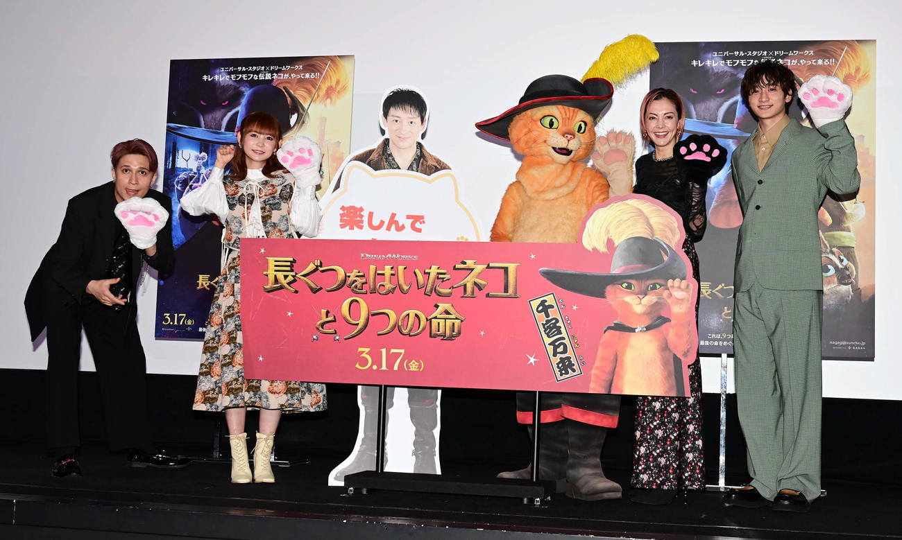 映画「長ぐつをはいたネコと9つの命」ジャパンプレミアに臨む、左から木村昴、中川翔子、パネルの山本耕史、プス、土屋アンナ、小関裕太（撮影・小沢裕）