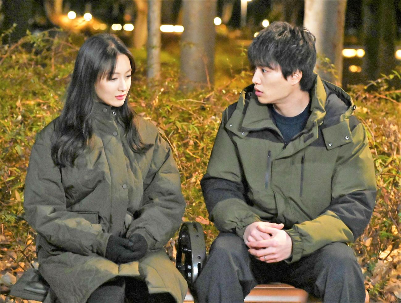 「忍者に結婚は難しい」に出演する菜々緒と鈴木伸之（C）フジテレビ