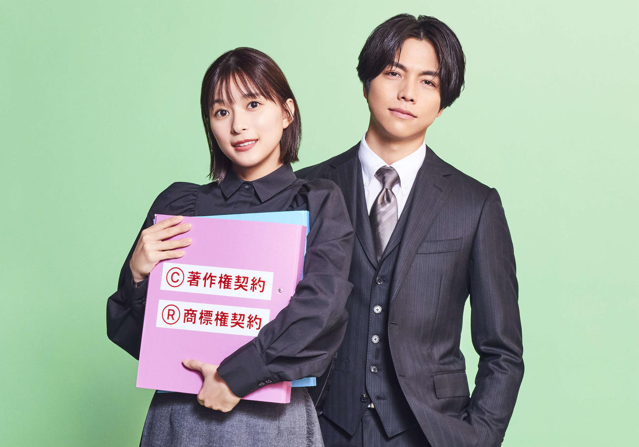 日本テレビ系4月期ドラマ「それってパクリじゃないですか？」（水曜午後10時）で主演を務める芳根京子（左）と共演するジャニーズWEST重岡大毅