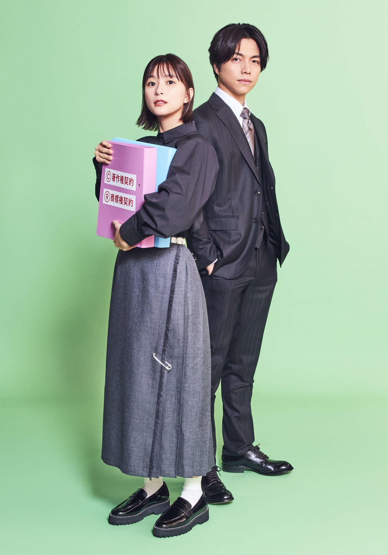 日本テレビ系4月期ドラマ「それってパクリじゃないですか？」（水曜午後10時）で主演を務める芳根京子（左）と共演するジャニーズWEST重岡大毅
