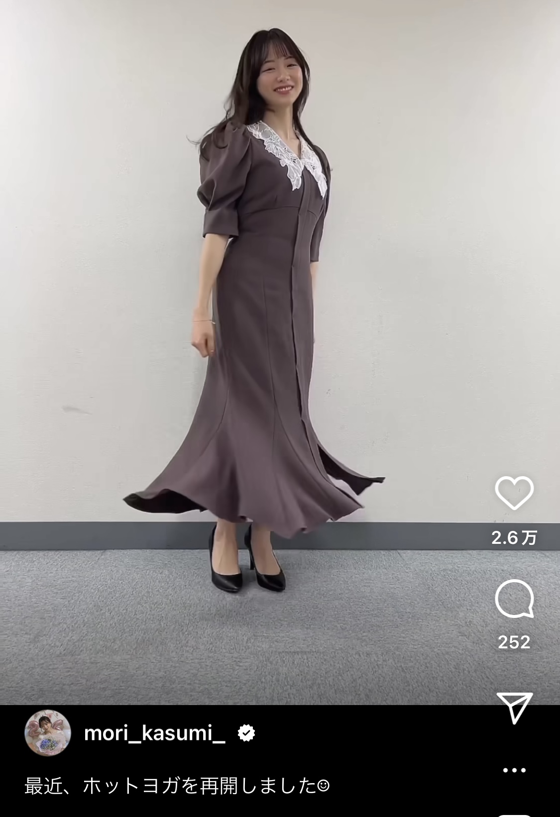 ワンピース姿で回ってポーズを決めるテレビ東京・森香澄アナ（森香澄アナのインスタグラムより）