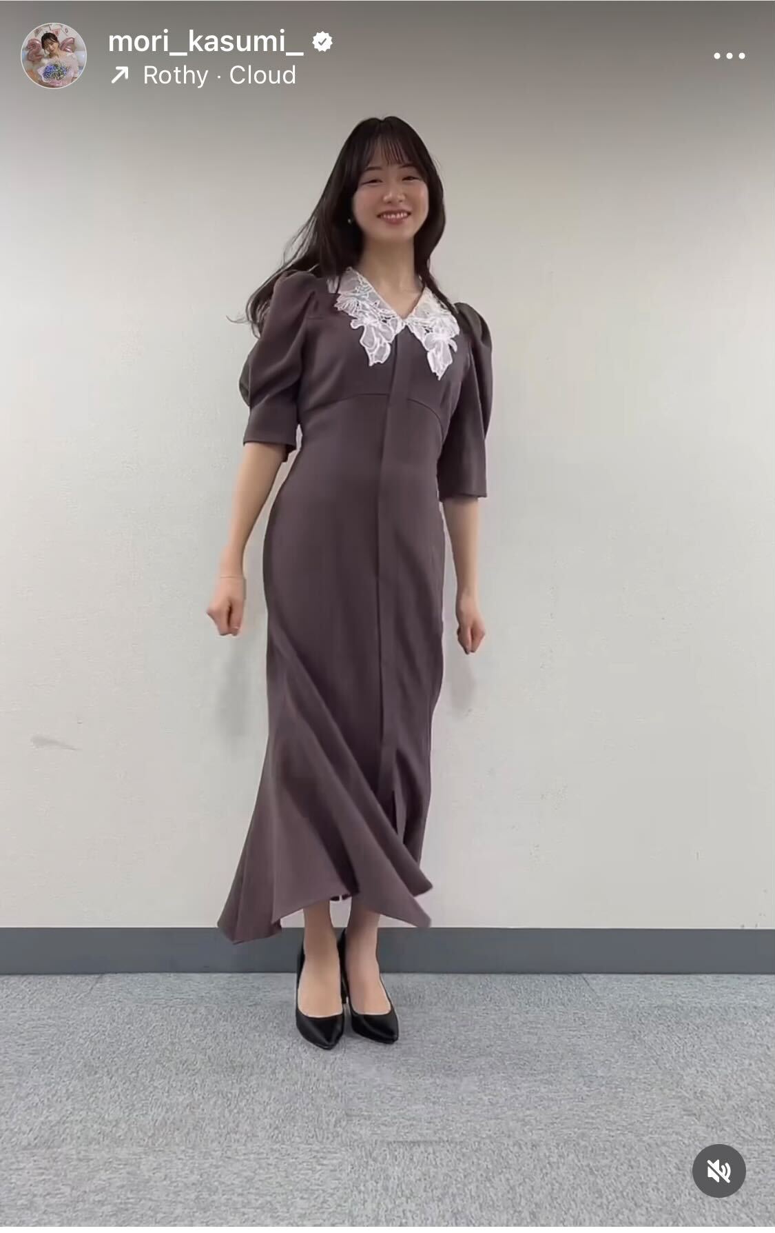 ワンピース姿で回ってポーズを決めるテレビ東京・森香澄アナ（森香澄アナのインスタグラムより）