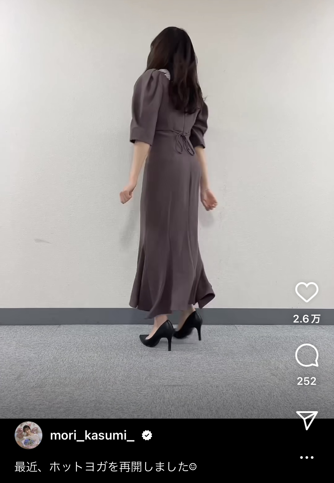 ワンピース姿で回ってポーズを決めるテレビ東京・森香澄アナ（森香澄アナのインスタグラムより）