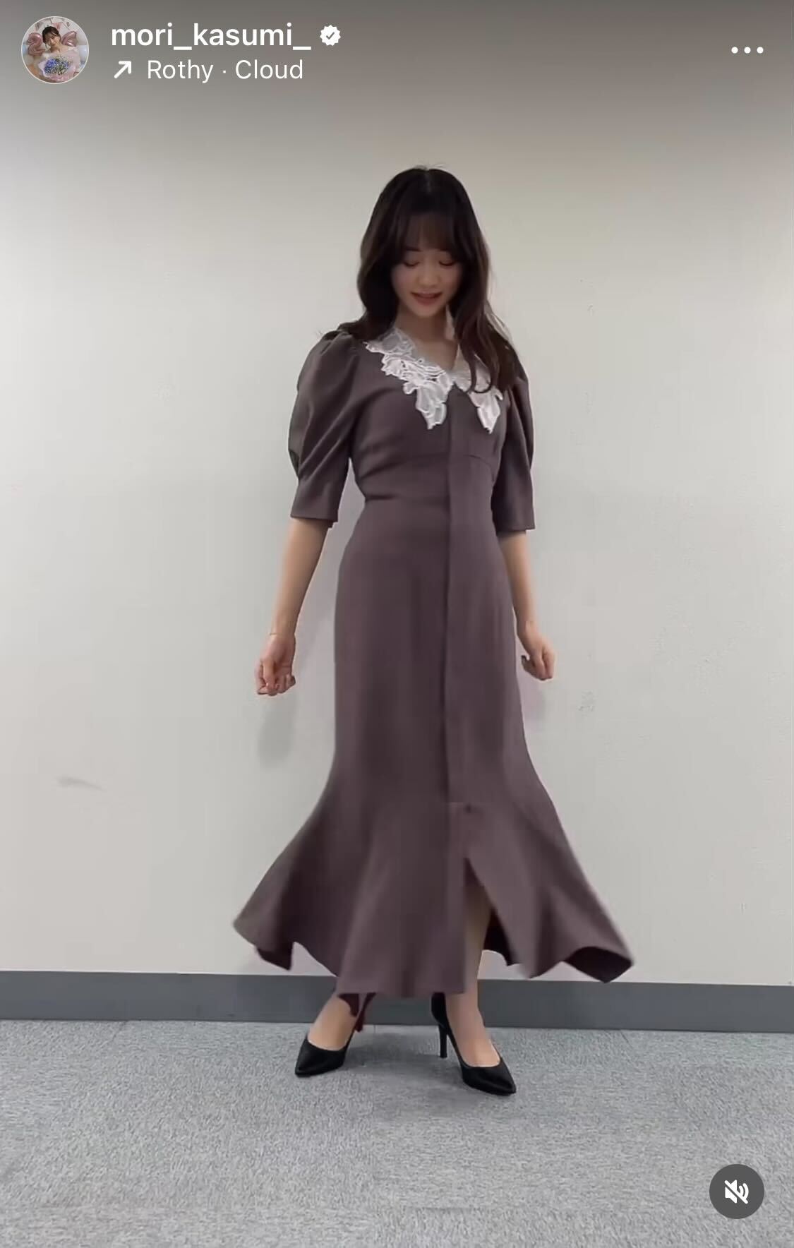 ワンピース姿で回ってポーズを決めるテレビ東京・森香澄アナ（森香澄アナのインスタグラムより）