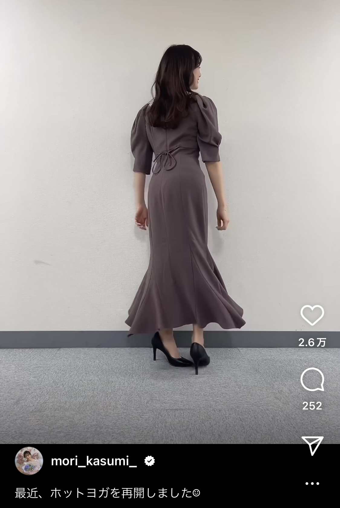 ワンピース姿で回ってポーズを決めるテレビ東京・森香澄アナ（森香澄アナのインスタグラムより）