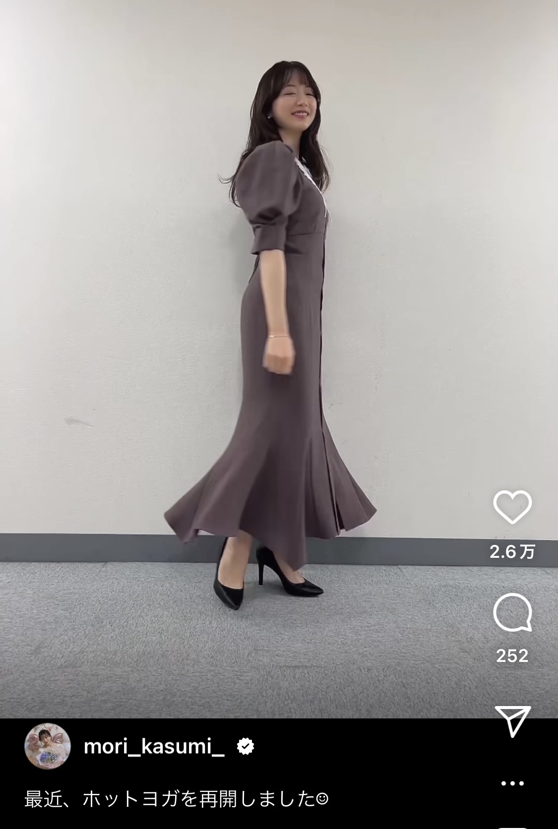 ワンピース姿で回ってポーズを決めるテレビ東京・森香澄アナ（森香澄アナのインスタグラムより）