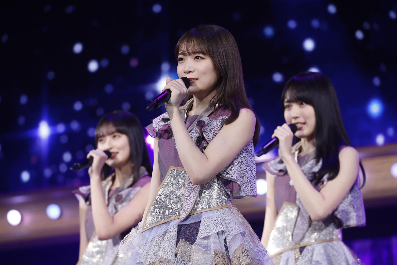デビュー11周年記念バースデーライブを開催した乃木坂46。中央は秋元真夏
