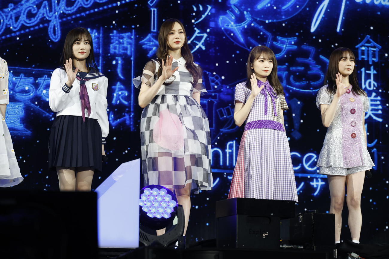 デビュー11周年記念バースデーライブを開催した乃木坂46。「きっかけ」を披露する、左から山下美月、梅澤美波、秋元真夏、鈴木絢音