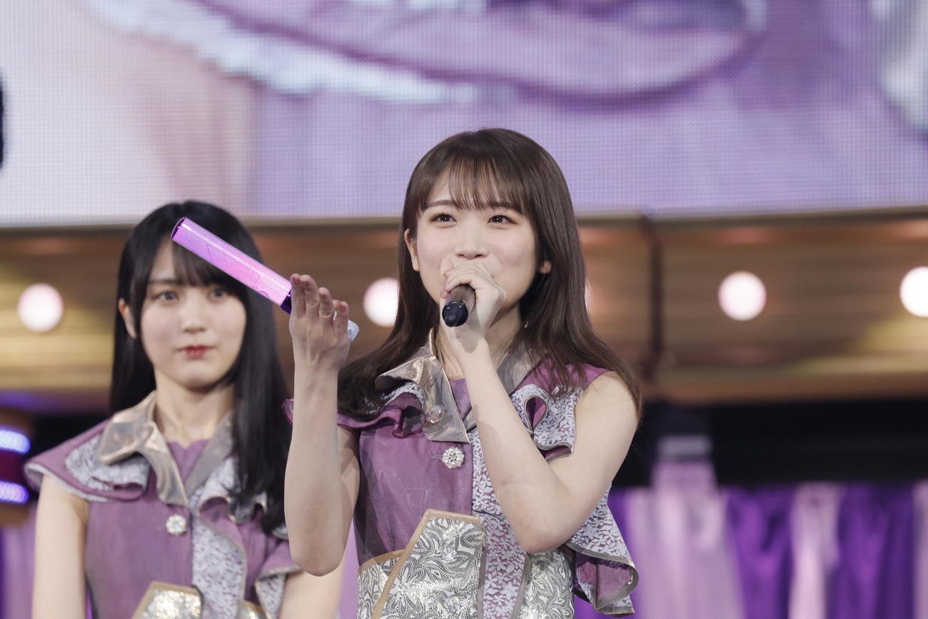 デビュー11周年記念バースデーライブを開催した乃木坂46。あいさつする秋元真夏（手前）。奥は賀喜遥香
