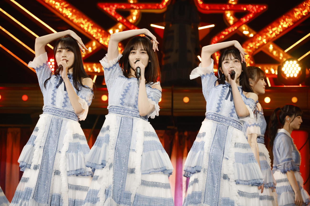 デビュー11周年記念バースデーライブを開催した乃木坂46。左から賀喜遥香、山下美月、久保史緒里