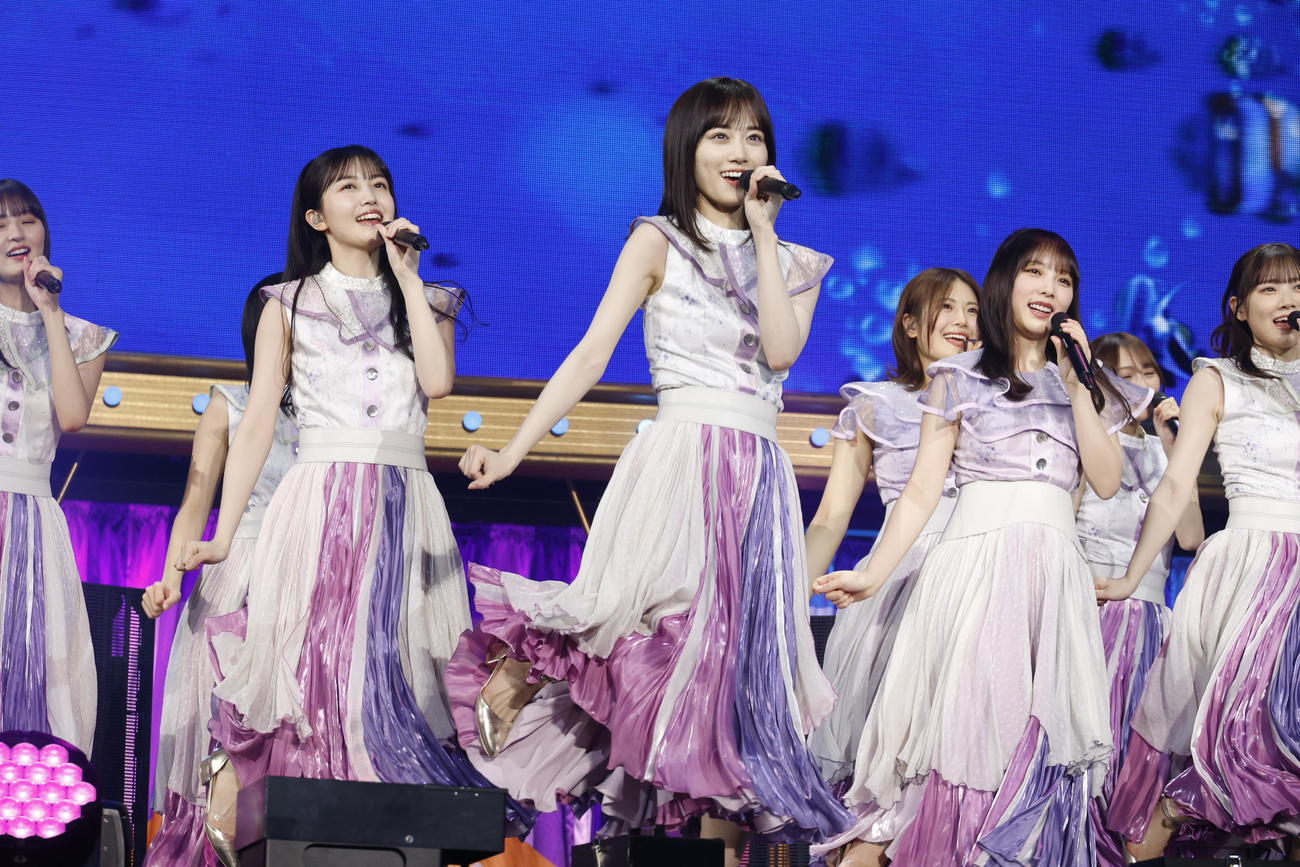 デビュー11周年記念バースデーライブを開催した乃木坂46。手前中央左から久保史緒里、山下美月、与田祐希