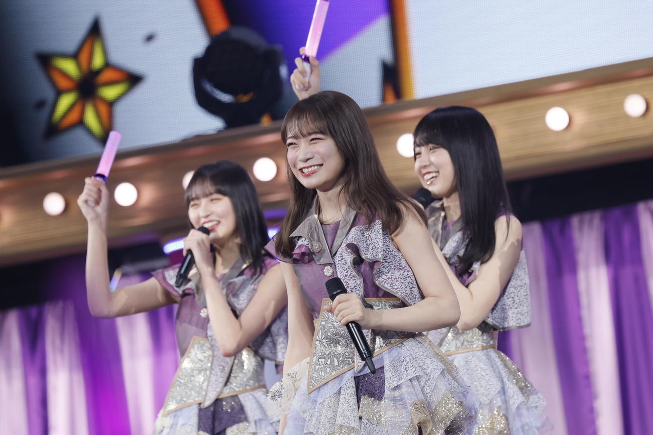 デビュー11周年記念バースデーライブを開催し、「乃木坂の詩」を歌う乃木坂46の秋元真夏（中央）。左は遠藤さくら、右は賀喜遥香