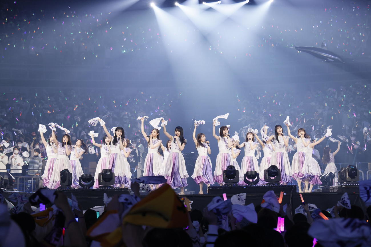 デビュー11周年記念バースデーライブを開催した乃木坂46。「好きというのはロックだぜ！」をパフォーマンスする。