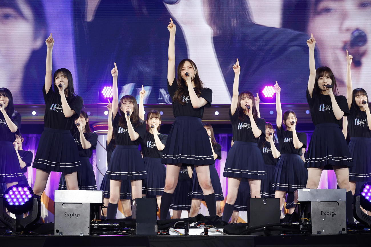 デビュー11周年記念バースデーライブを開催した乃木坂46。「君の名は希望」を披露する梅澤美波（中央）ら