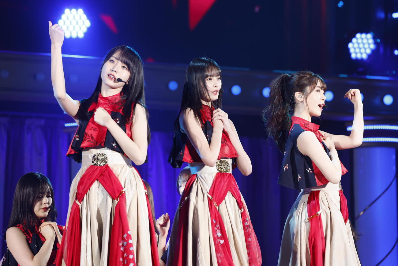 デビュー11周年記念バースデーライブを開催し「夜明けまで強がらなくてもいい」を歌う、左から賀喜遥香、遠藤さくら、筒井あやめ