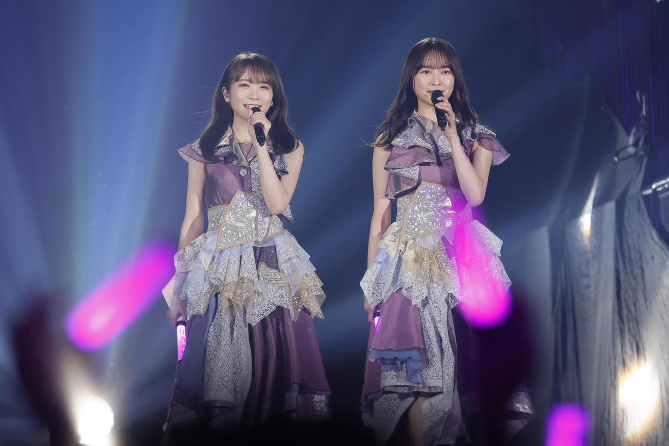 デビュー11周年記念バースデーライブを開催し「乃木坂の詩」を歌う乃木坂46の秋元真夏（左）と鈴木絢音