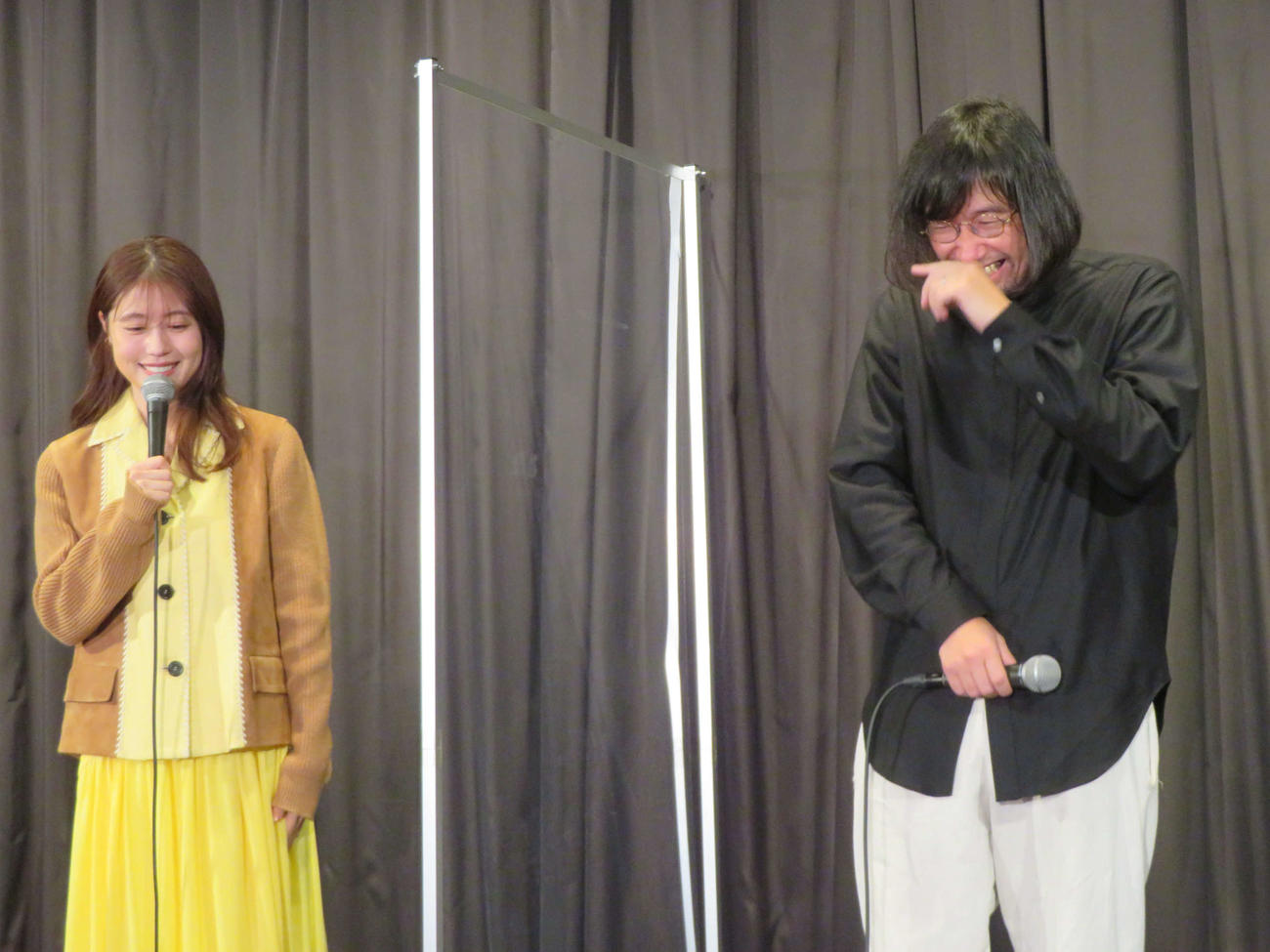 Netflix映画「ちひろさん」初日舞台あいさつで笑う有村架純と今泉力哉監督（撮影・村上幸将）