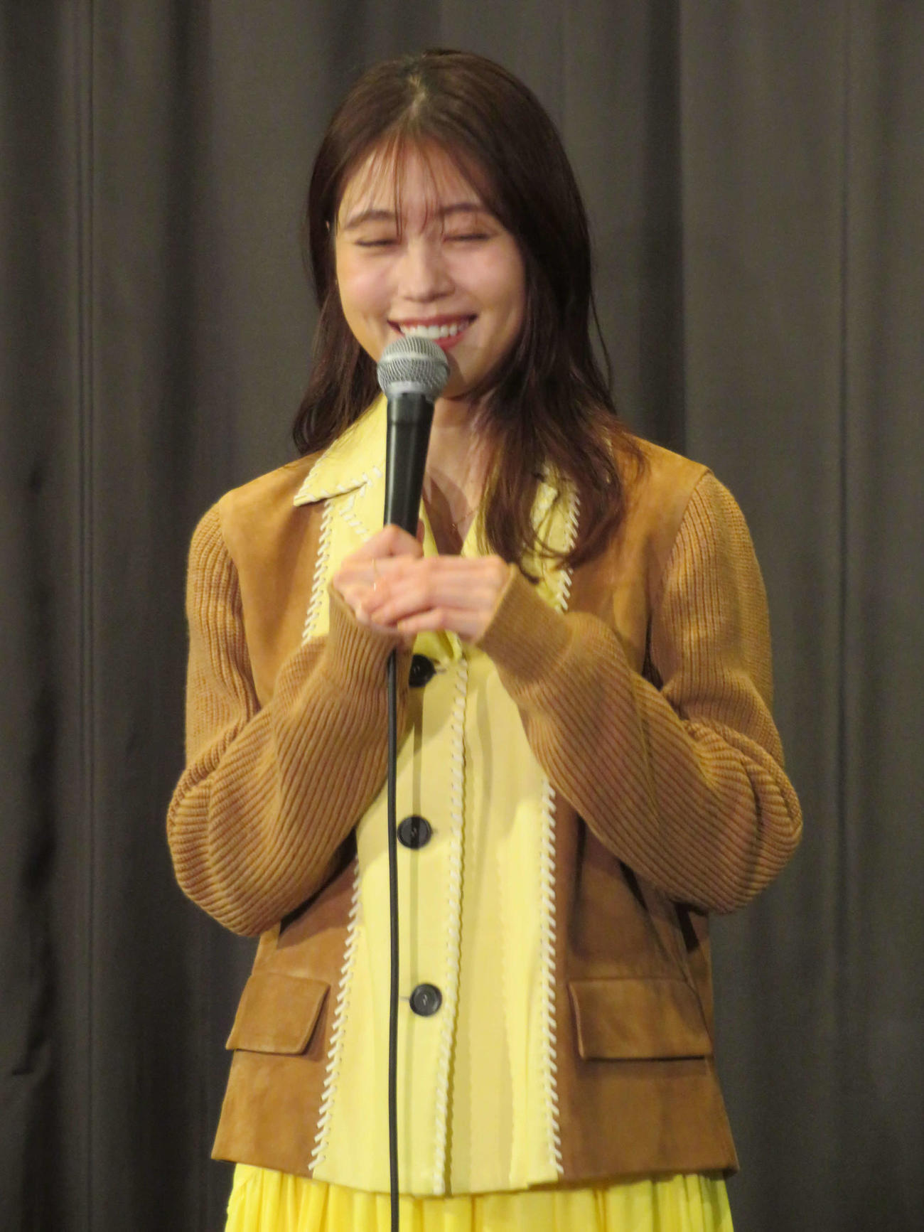 Netflix映画「ちひろさん」初日舞台あいさつで笑う有村架純（撮影・村上幸将）