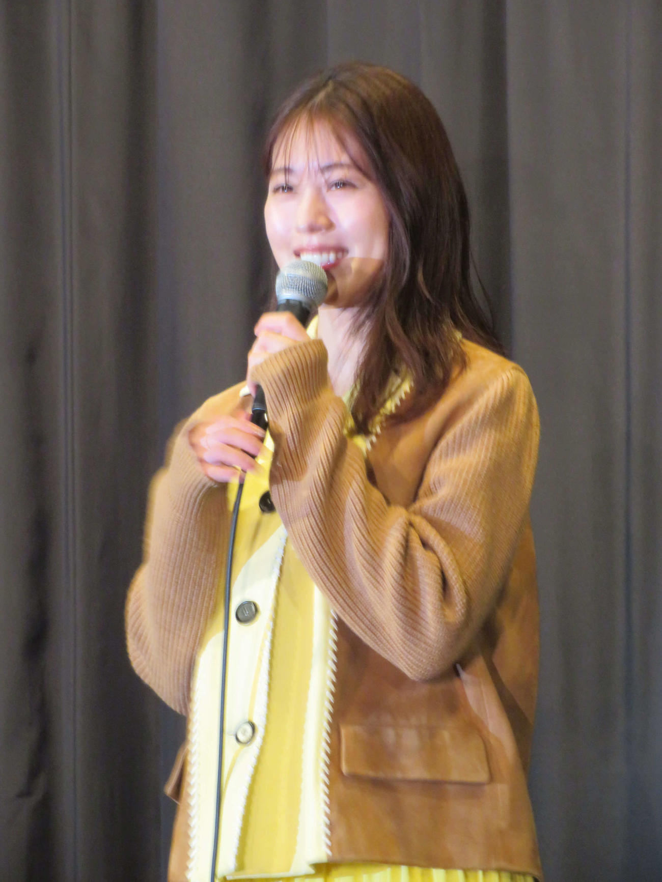 Netflix映画「ちひろさん」初日舞台あいさつで笑う有村架純（撮影・村上幸将）
