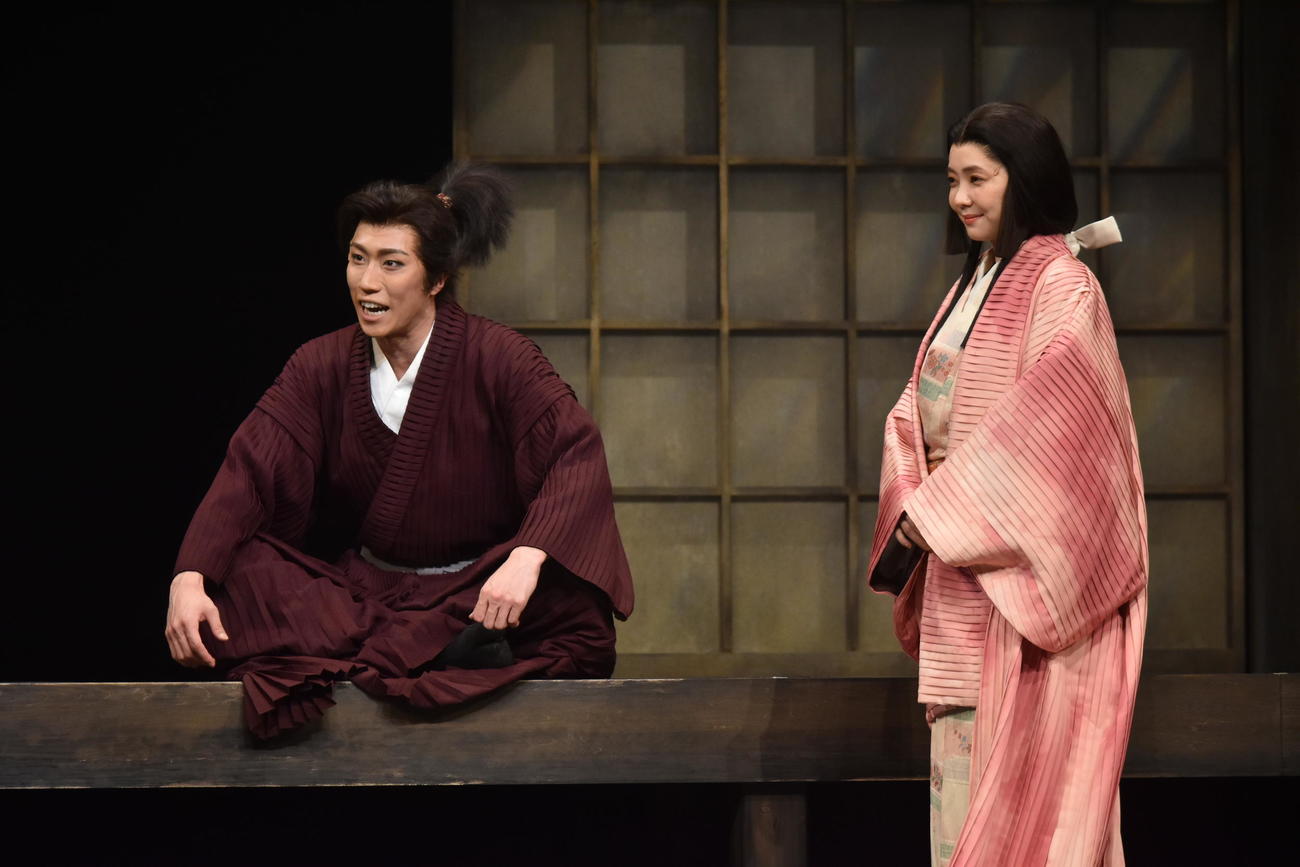 主演舞台「蜘蛛巣城」フォトコールに参加した早乙女太一（左）と倉科カナ